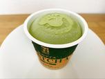 【セブンプレミアムゴールド 金のアイス 抹茶】見た目は濃い抹茶！というよりも少しミルク感を感じられる黄緑色