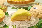 【キル フェ ボン「MELONフェア」】「特選 熊本県産“塩アールスメロン”のタルト」をカットしたところ。バター風味豊かなタルトに、クリームを加えたまろやかなカスタードクリームとスポンジを詰めています