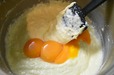 卵の黄身を混ぜる