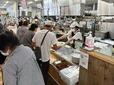 【オーガニックレストラン「広場」】11時の開店と同時に大勢の客が入店。ママと一緒に食事をする小さな子どもの姿もあった