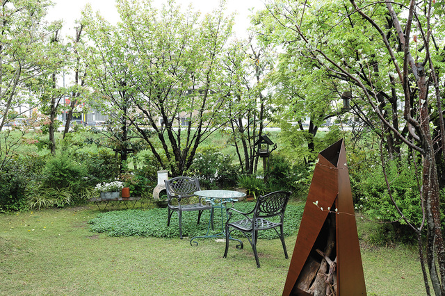 手入れの行き届いた庭にテラス席が一つ。美しい庭を独占できる｜cafe Cop Copine