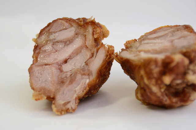 『日本亭』唐揚げ弁当／断面はこんな感じ