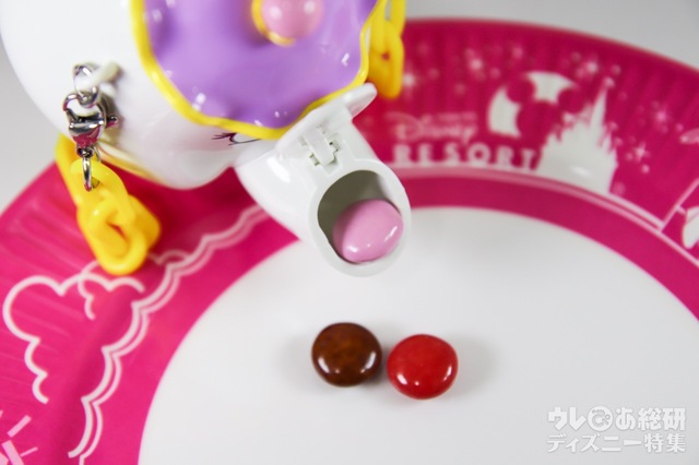 お茶を注ぐようにお菓子を取り出すことができます