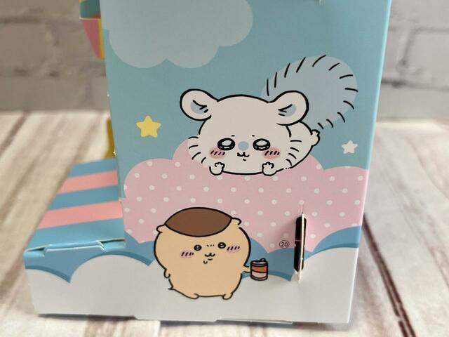 【最新付録 ちいかわガシャポン】サイドの下部にはモモンガとくりまんじゅうが！それぞれの個性が炸裂したイラストがチョイスされていますね♪