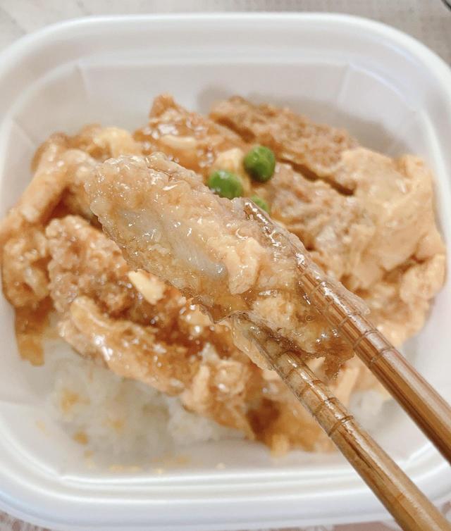 【ファミリーマート「だし香る！ロースかつ丼」】肉厚はこんな感じ