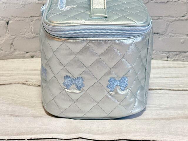 両側面にもリボン刺繍があしらわれています♪【サンリオキャラクターズ当りくじ】「3．バニティケース／シナモロール」