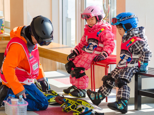 ヘルメットに加え、膝当ても装備｜ママミキーキッズスノースクール