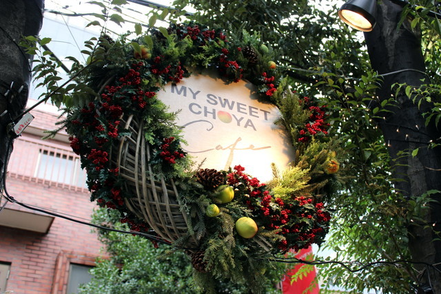 「MY SWEET CHOYA cafe」クリスマスリースのような看板が目印