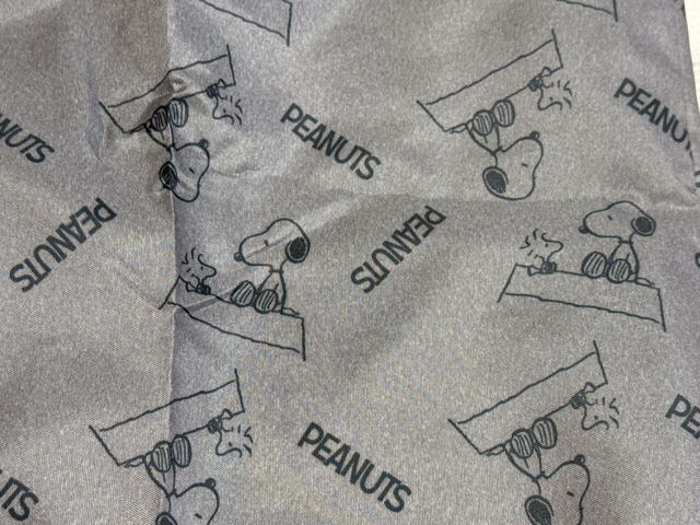 シックなブラウンカラーにスヌーピー＆ウッドストックの総柄デザイン！