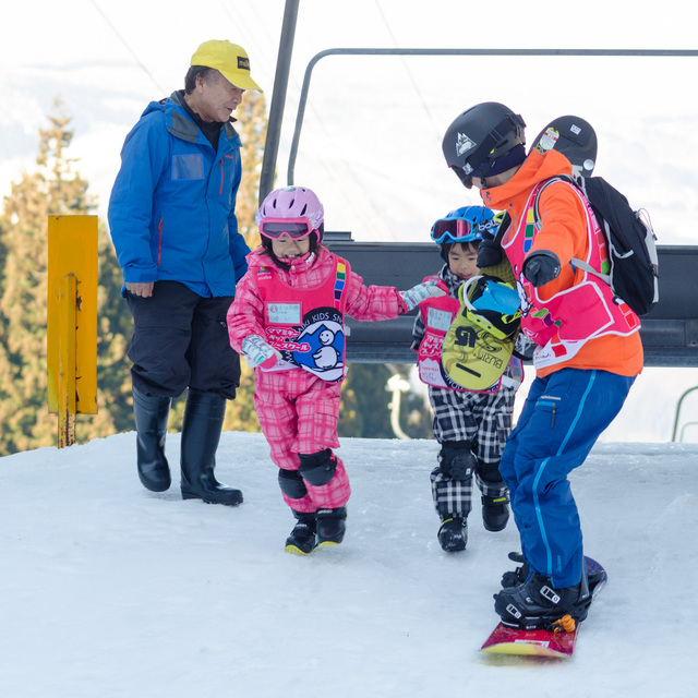 リフトでゲレンデへ|ママミキーキッズスノースクール
