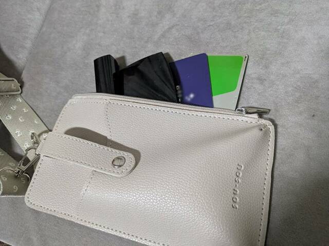 【SOU・SOU レザー調スマホポシェット】ジッパーポケットには現金やカード類、コスメなどが入ります