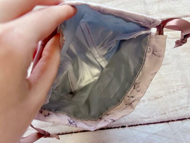 内側は保冷機能付きの素材