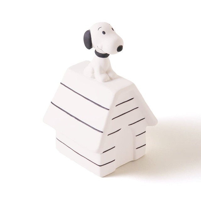 【PEANUTS Cafe】「ドッグハウス コインバンク」税込2,860円／屋根の上にちょこんと乗ったスヌーピーが愛らしいデザイン♪