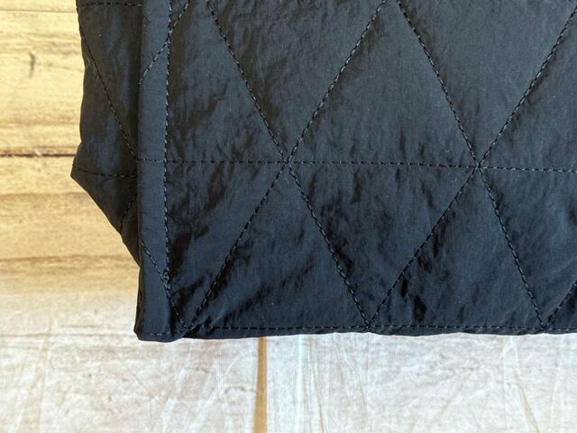 素材はマットな質感のナイロン。三角のキルティングデザインがおしゃれ♪