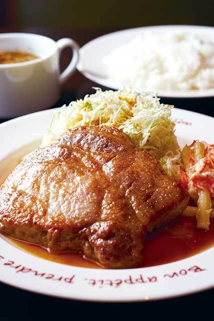 洋食酒場 GINZA-TEI（飯田橋）　三元豚の厚切ポークソテー 1100円　分厚い肉は200gとボリューム満点。ロースと肩ロースの間にある脂ののった部位を使用。