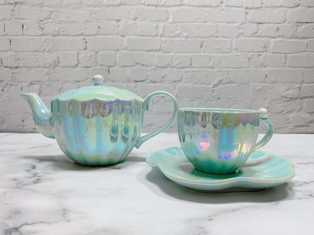 【Francfranc（フランフラン）】オパールシェル　ティーポット　MINT／税込2,200円・オパールシェルカップ＆ソーサー　MINT／税込1,400円