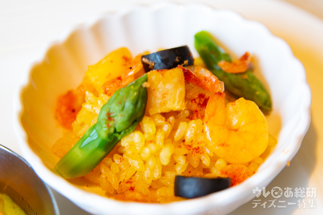 桜エビ香るサフラン風味のシュリンプピラフ アスパラガス沿え|“ディズニー・イースター”ランチブッフェ/ディナーブッフェ|東京ディズニーシー・ホテルミラコスタ「オチェーアノ」