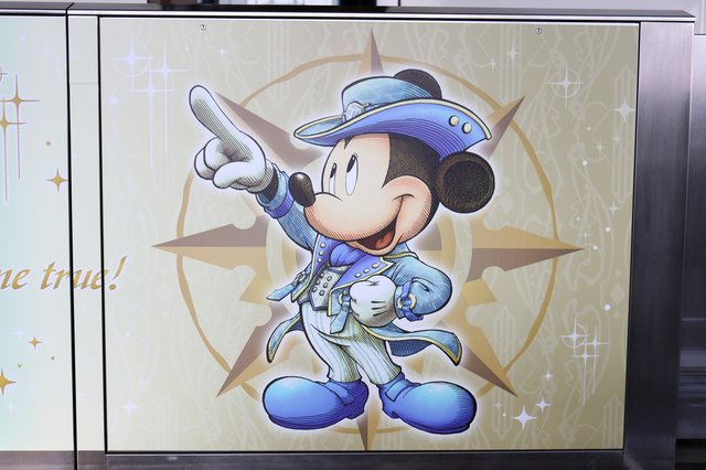 駅のホームドア ©Disney