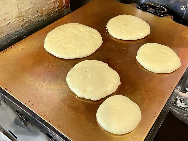 【喫茶 ミモザ】ビッグホットケーキは銅板で１枚１枚丁寧に焼いています