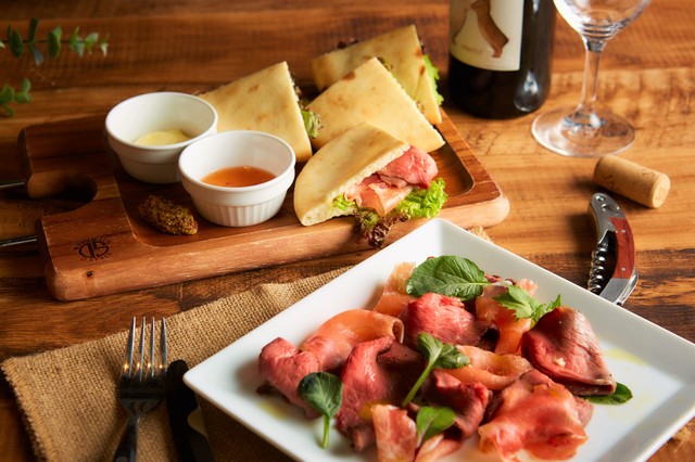 2種類のコースはどちらもピタパン食べ放題付き