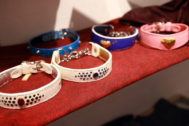 【ブリンドル】「人用の首輪という発想はありませんでしたね」と語るブリンドルさん。犬用首輪制作のノウハウを活かした、素肌に優しい首輪を出展。