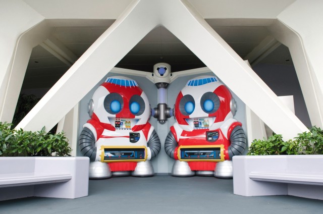 スペース・マウンテン軒下