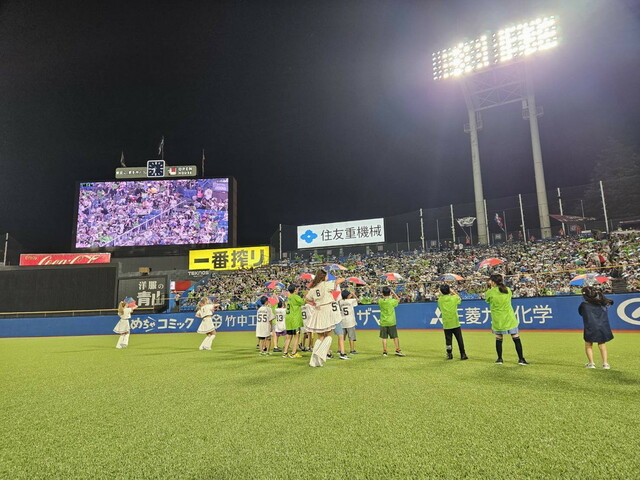 神宮球場と言えば、東京音頭と応援傘 ©ヤクルト球団