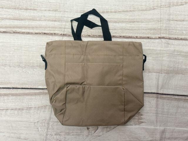 背面は装飾がないシンプルなデザイン