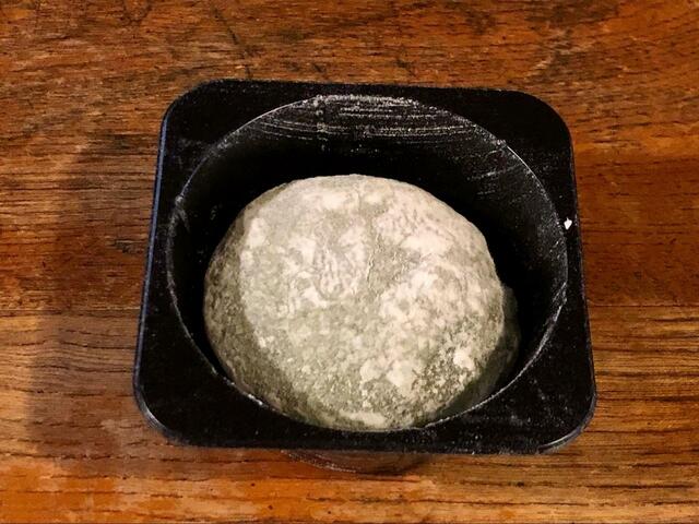 【ファミリーマート　濃い抹茶のクリーム大福】ふわもちの牛皮が崩れないようにケースに入っています