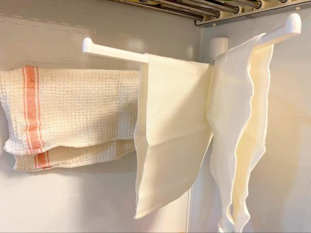 【カインズホーム ふきん掛け3本】壁にぴったりくっついているので落ちてくる心配もなさそう