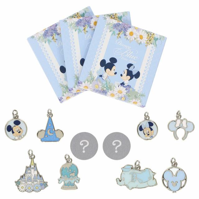 チャーム 1,500円|サイズ:(パッケージ)縦約9×横約9cm、セット内容:1セット2個入り(全10種)※全10種のうち、どれか2つが入っています ※価格は、1セット(2個)の価格です ※全5セット(シークレット1セット)|東京ディズニーリゾート「Disney Blue Ever After」グッズ|発売日:2023年5月25日(木)|販売店舗:東京ディズニーランド「ディズニー&カンパニー」、東京ディズニーシー「ベッラ・ミンニ・コレクション」