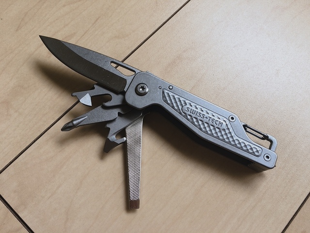 【SWISS+TECH 多機能ナイフ】13つの機能がコンパクトに収まっています