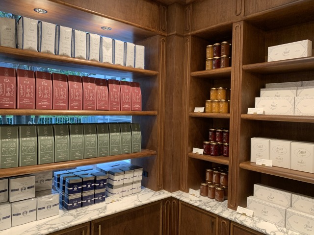 店内にはオリジナルの食品が並ぶ