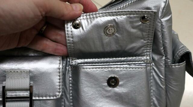 【GU アウトポケットバッグ】フラップポケットのフタ裏はどちらもマグネットボタンになっています