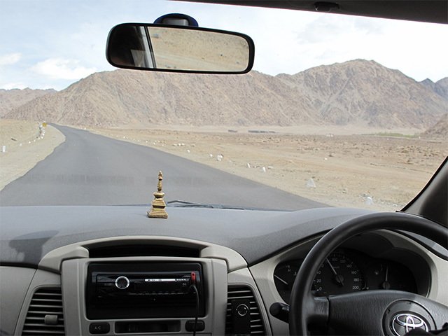 レーからアルチ方面に西へ。チャーターした車の中にもチベット仏教の仏塔が。