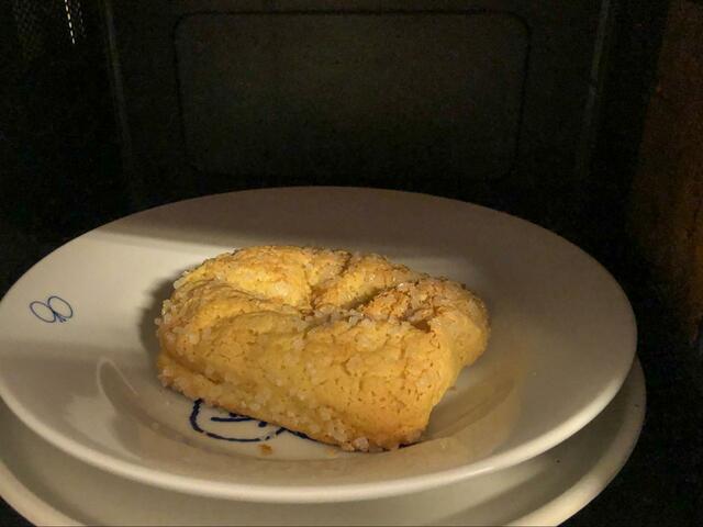 【ファミリーマート バタークロワッサンメロンパン】トースターで軽く温めてから食べるとより美味しくなります