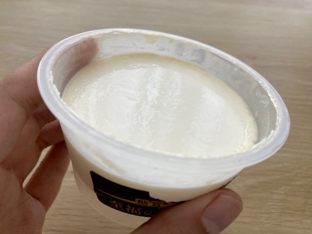 【ファミリーマート RIZAP 至福のクリームプリン】表面がつやっと美しく心惹かれます