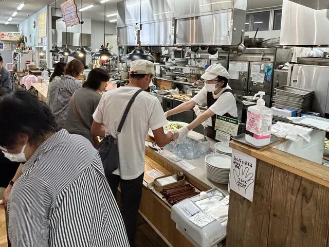 【オーガニックレストラン「広場」】11時の開店と同時に大勢の客が入店。ママと一緒に食事をする小さな子どもの姿もあった