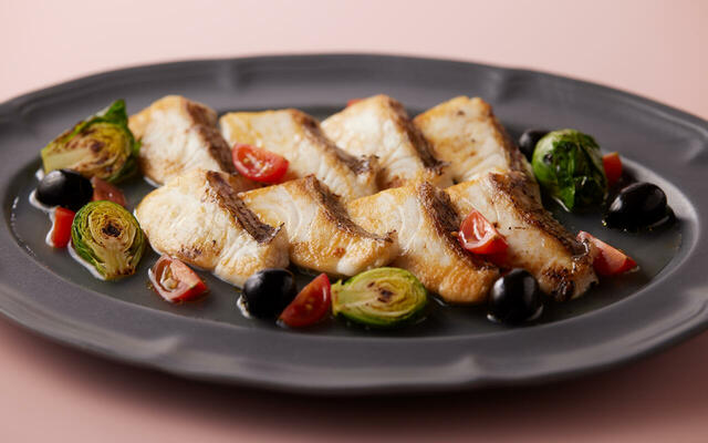 「白身魚のアクアパッツァ」<期間:2026年3月1日〜4月30日>【浅草で多彩なメニューをブッフェで楽しむ!「牛ロースのグリル」や「ラム肉のグリル」などの約100種の料理が食べ放題!】