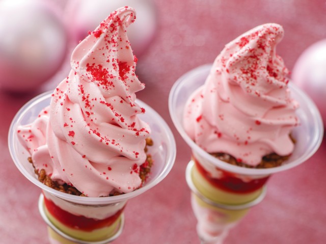 東京ディズニーランド「ディズニー・クリスマス」アイスクリームコーン   ピスタチオクリーム＆ストロベリーサンデー