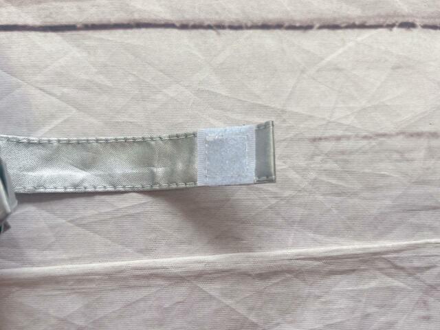 マジックテープでまとめられるストラップ