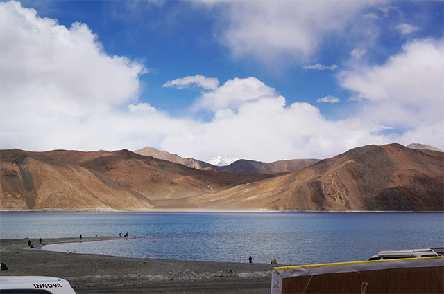 レストラン村の場所はレーからだとパンゴンツォの入口にあたる駐車場の近辺。『きっと、うまくいく』のロケ地はもっと先だが、現地ツアーだとココまでで引き返す場合も多いようなので要確認。