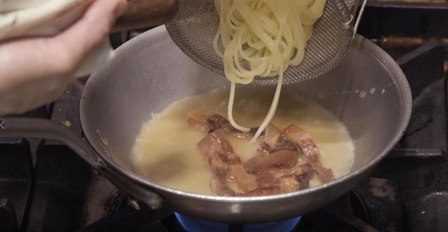 8.パスタが茹で上がったら、湯切りして7に加えます。