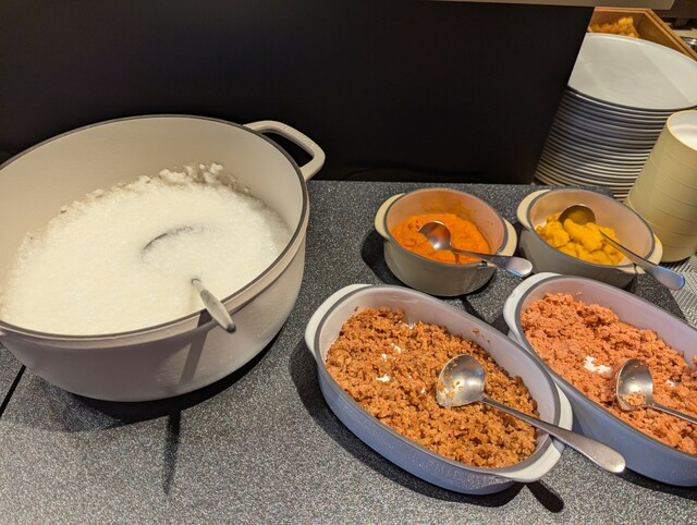 【星野リゾート 1955 東京ベイ】「Restaurant」の朝食ビュッフェではおかゆも用意されているので小さな子供も安心