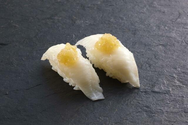 「塩レモンえんがわ握り」<価格:264円(税込)>【【ゆず庵】11月18日より「鮪づくし三貫盛り」や「うに海鮮手巻き」「牡蠣の天ぷら」など、こだわりの贅沢メニューが新登場!】