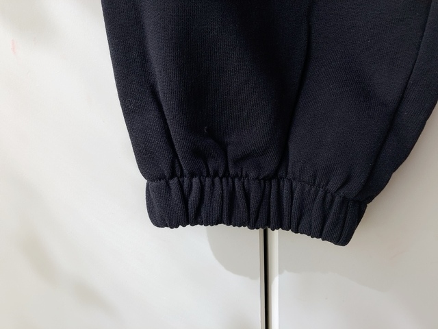 【ユニクロ スウェットパンツ（丈標準65～67cm）】裾はゴム入りでクシュッとなっています