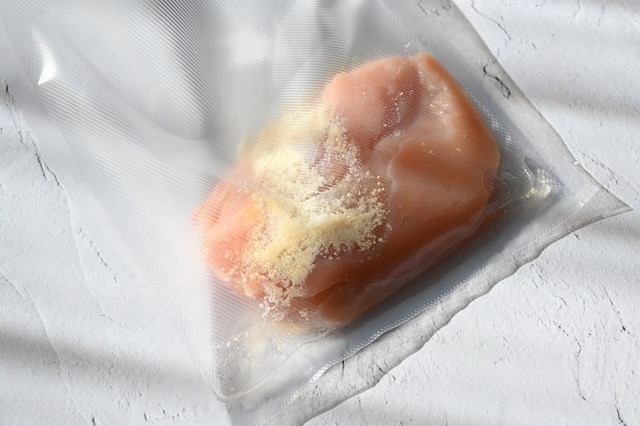 【アイリスオーヤマ・ポケットシェフ】「サラダチキン（鶏むね）」調味料を袋の中で揉みこむ