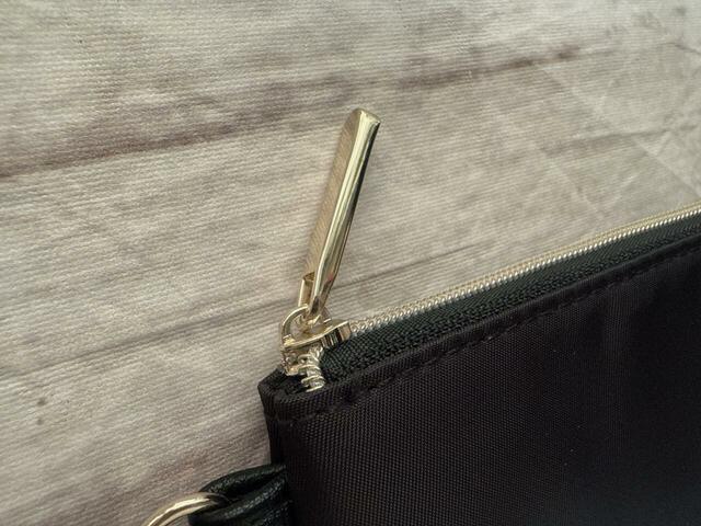 ファスナーなどの金具は、黄味を抑えた上品なゴールドでおしゃれ♪