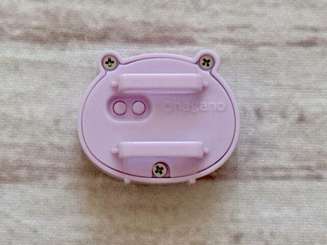 【キャラぱふぇ特大号付録 ちいかわうでどけい】裏面にベルトを通せる突起と2つのボタン付き。ボタンで時間や日付を設定できます