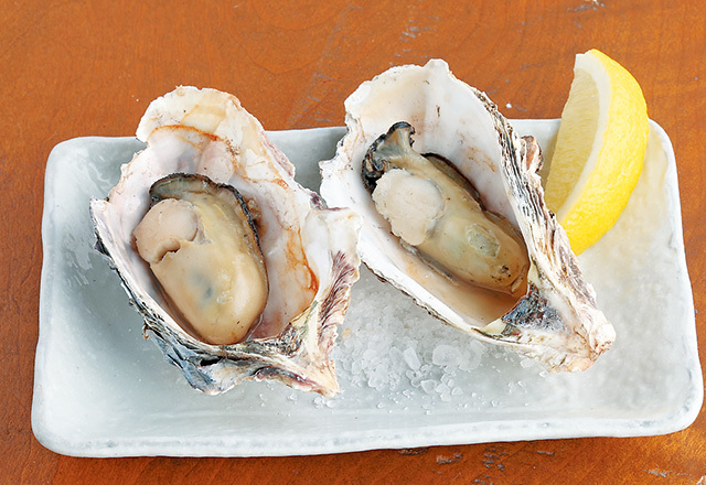 牡蠣のだいやす（京都・錦市場） お酒と合わせたい名物の『焼カキ』（518円/2個）。凝縮した旨みがはじける。レモンでどうぞ。